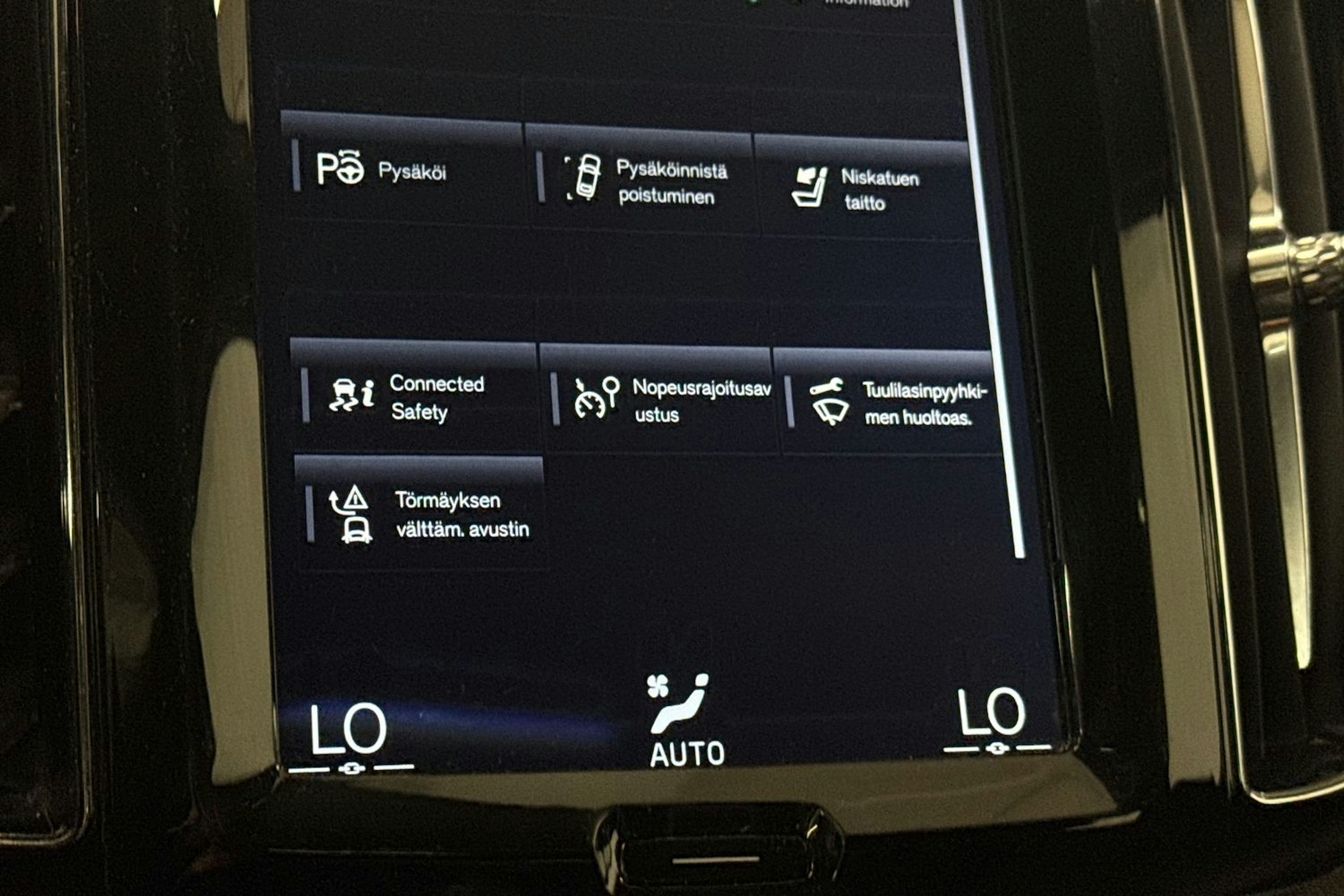 valkoinen Volvo XC60 2018 kuva 29.