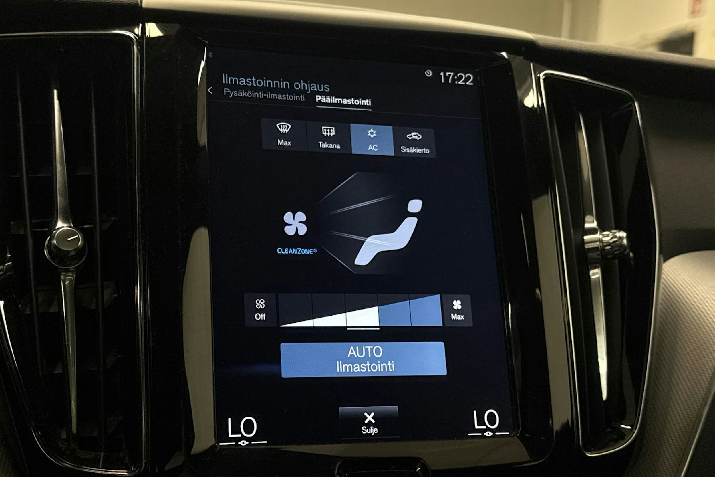 valkoinen Volvo XC60 2018 kuva 30.