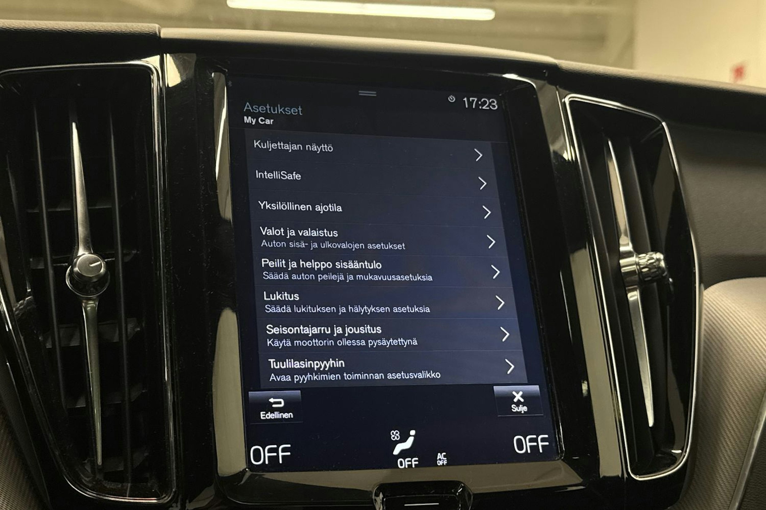 valkoinen Volvo XC60 2018 kuva 33.