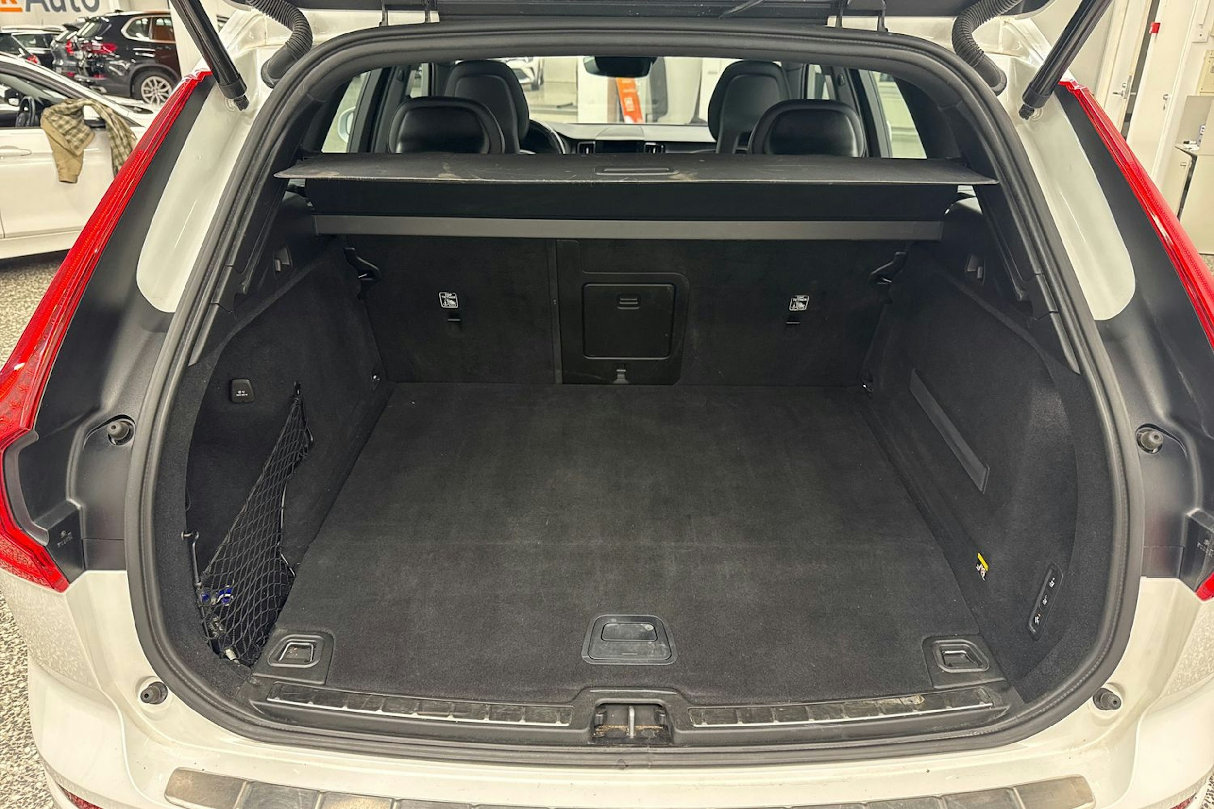 valkoinen Volvo XC60 2018 kuva 34.