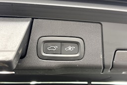 valkoinen Volvo XC60 2018 kuva 35.