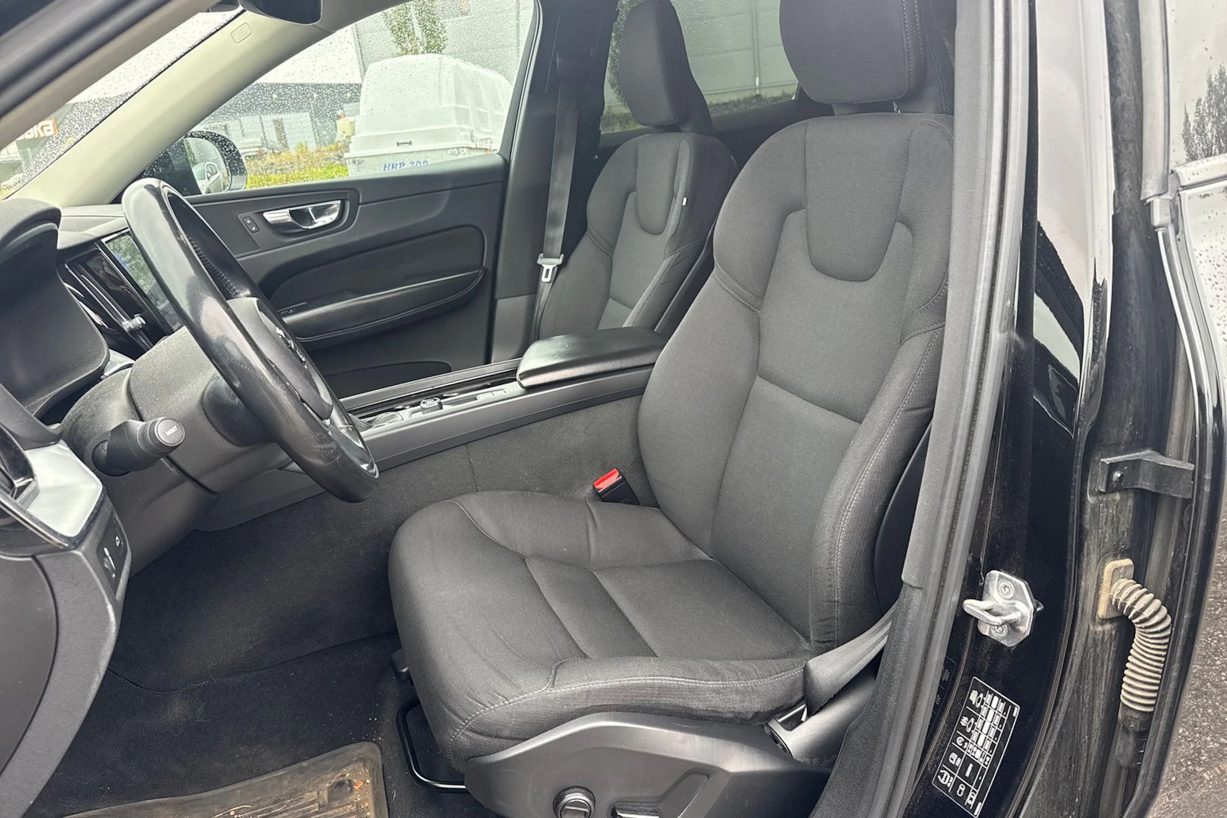 musta Volvo XC60 2019 kuva 4.