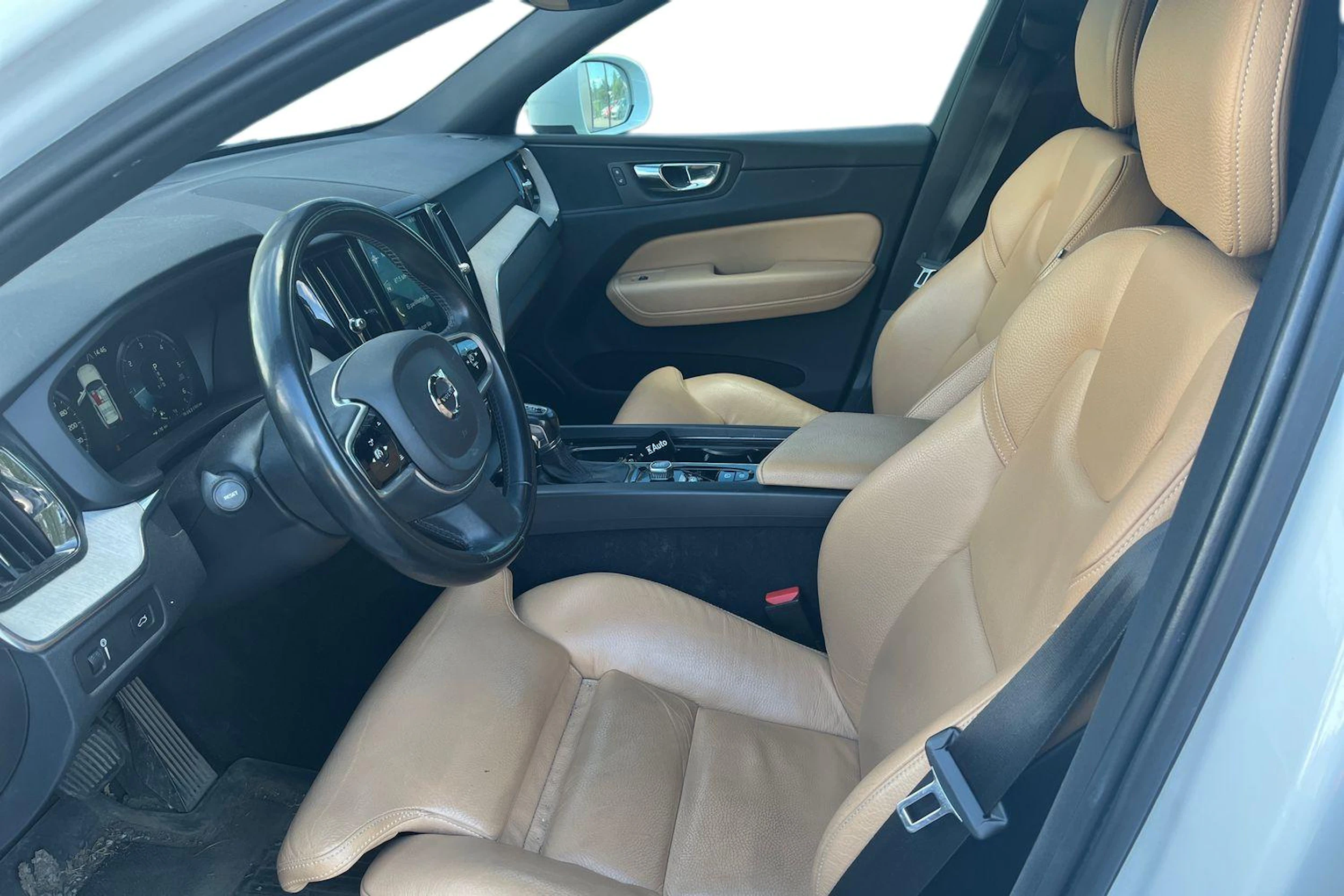 valkoinen Volvo XC60 2018 kuva 3.
