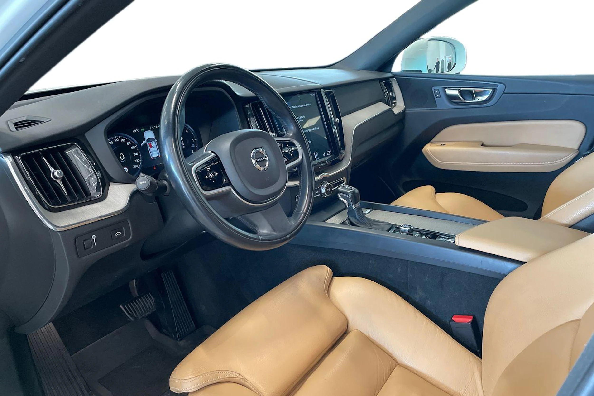 valkoinen Volvo XC60 2018 kuva 6.