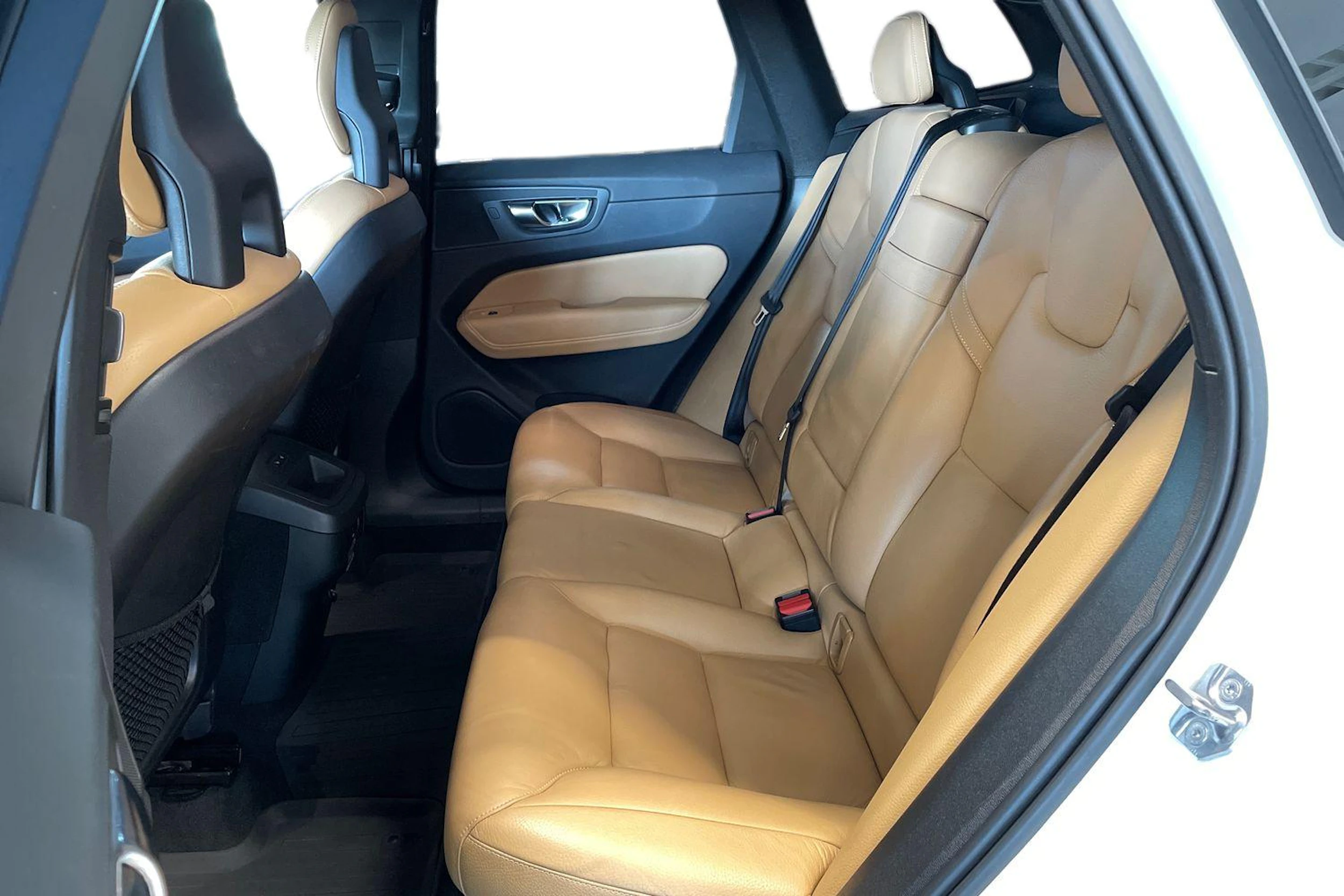 valkoinen Volvo XC60 2018 kuva 8.