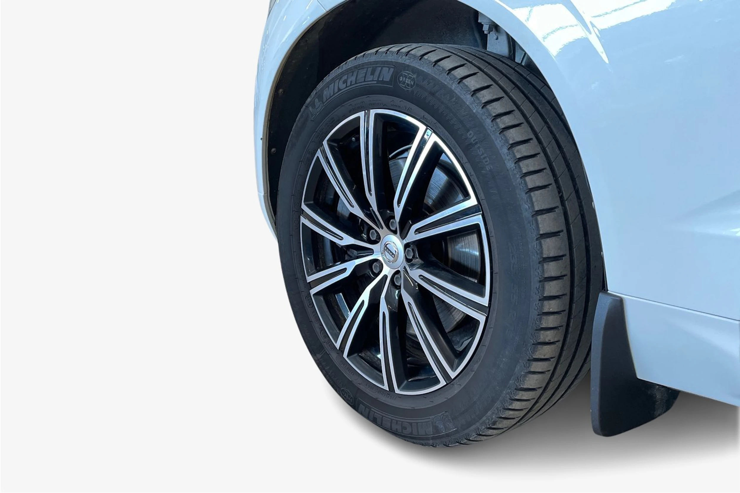 valkoinen Volvo XC60 2018 kuva 9.