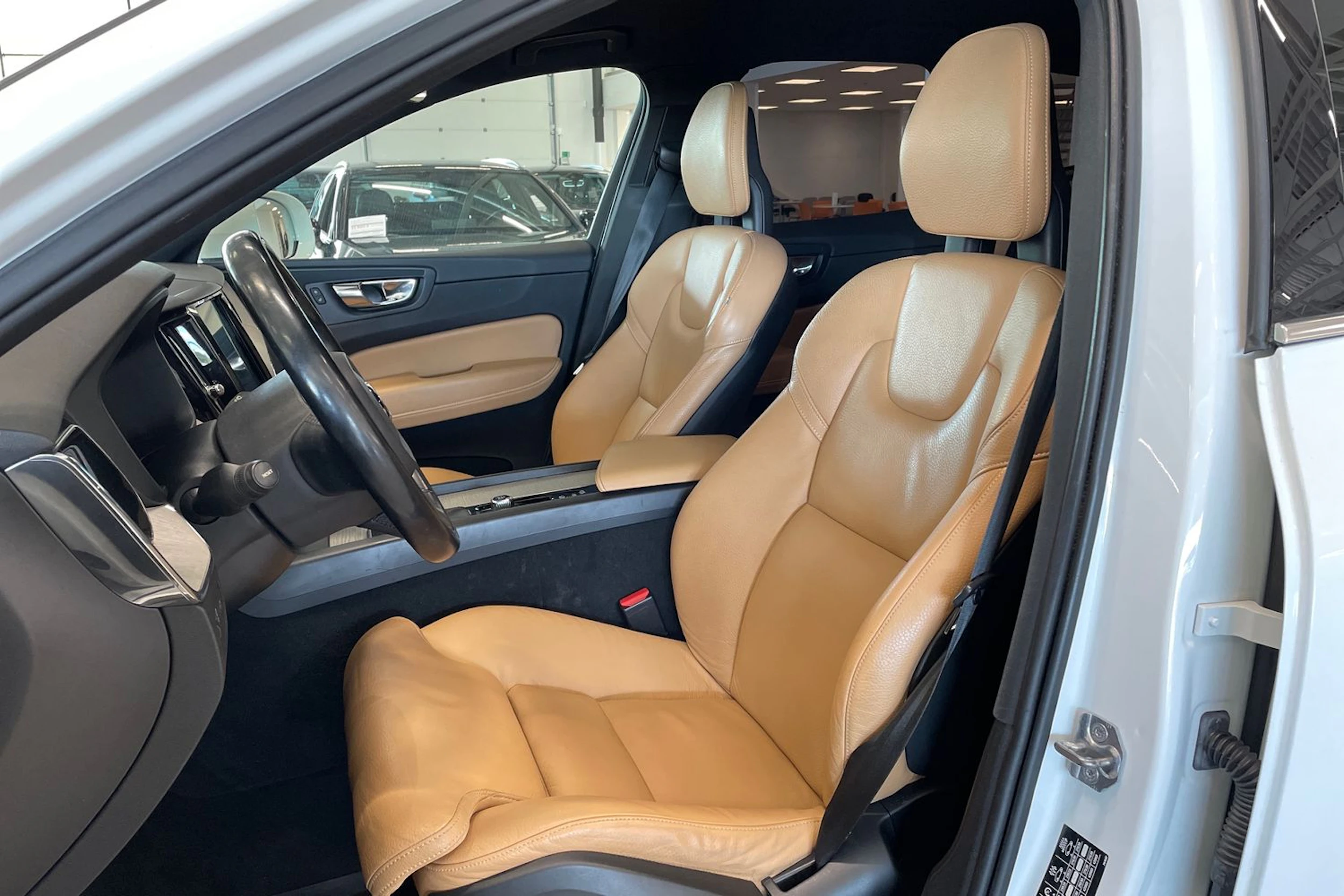 valkoinen Volvo XC60 2018 kuva 11.