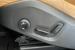 valkoinen Volvo XC60 2018 kuva 12.
