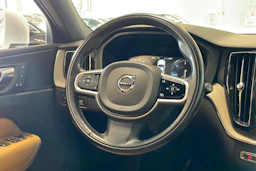 valkoinen Volvo XC60 2018 kuva 13.