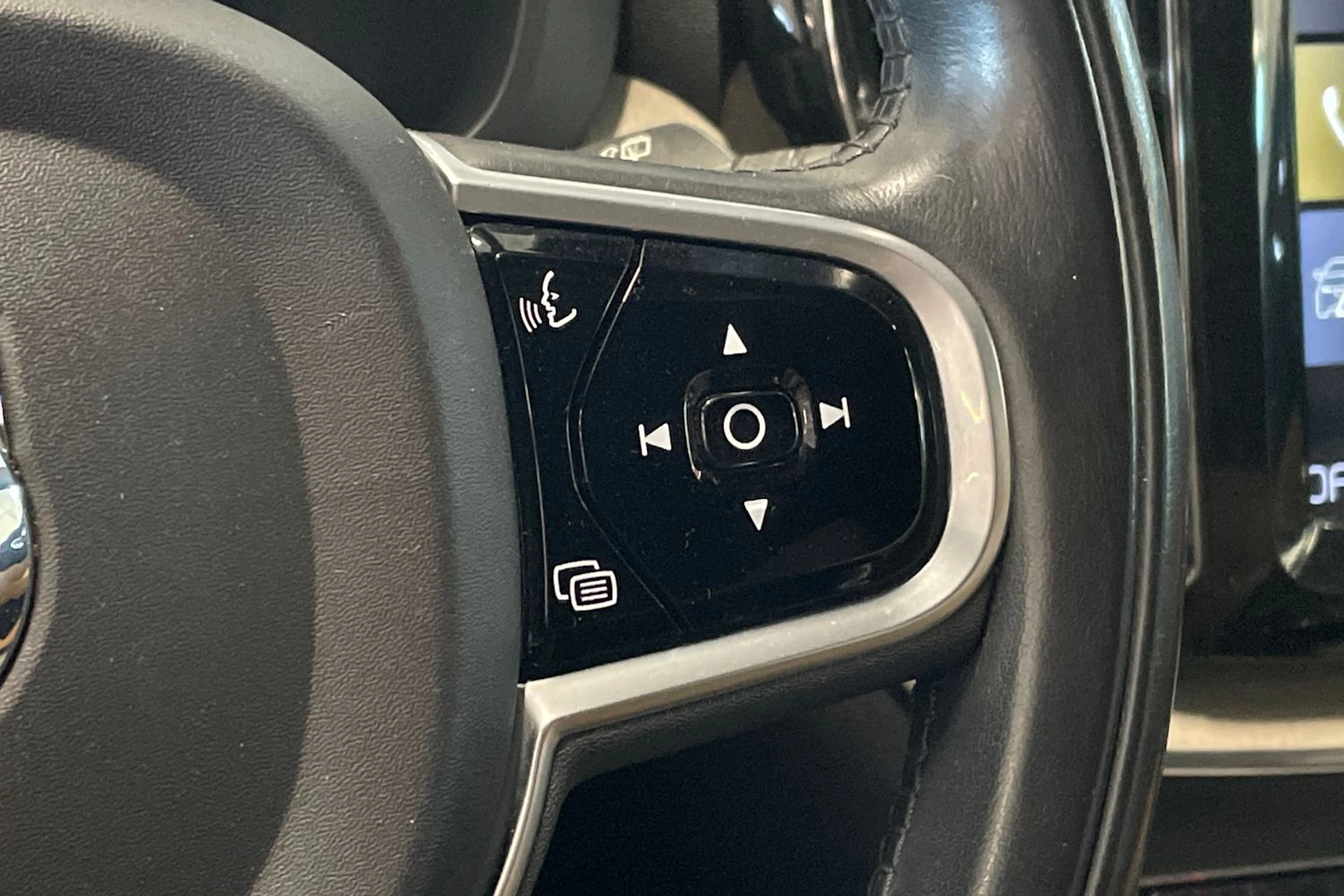valkoinen Volvo XC60 2018 kuva 15.