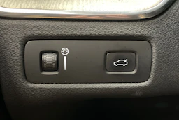 valkoinen Volvo XC60 2018 kuva 17.