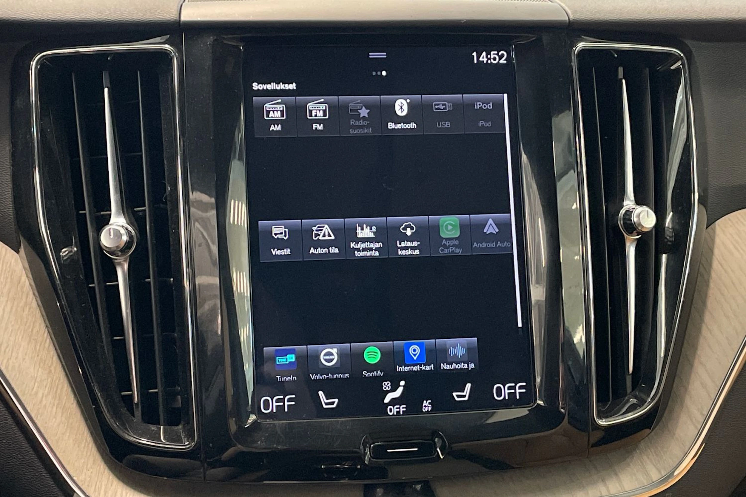 valkoinen Volvo XC60 2018 kuva 19.