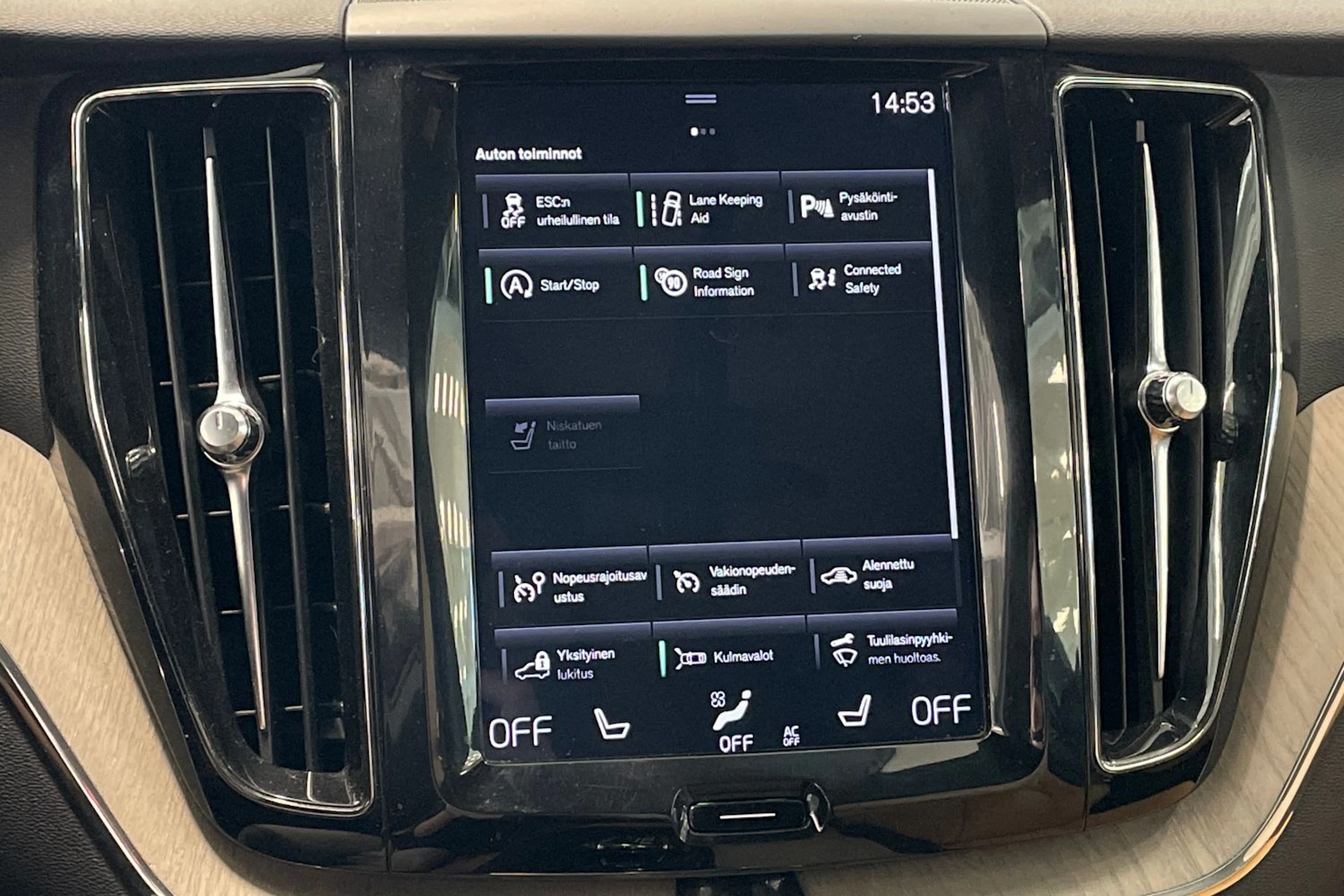 valkoinen Volvo XC60 2018 kuva 21.