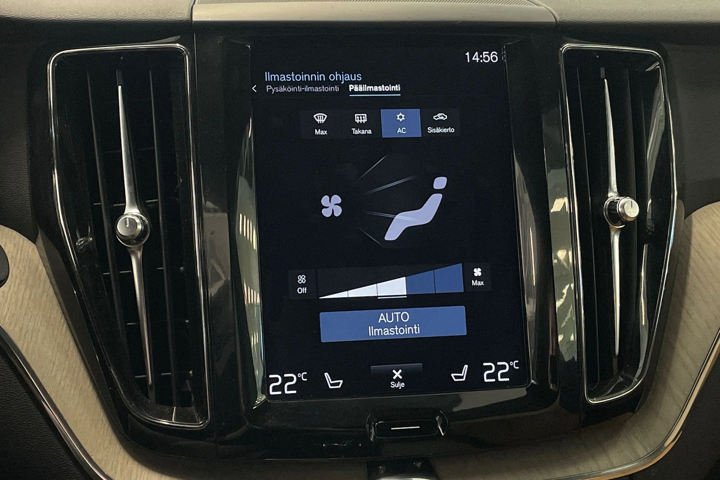valkoinen Volvo XC60 2018 kuva 23.