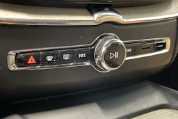 valkoinen Volvo XC60 2018 kuva 25.