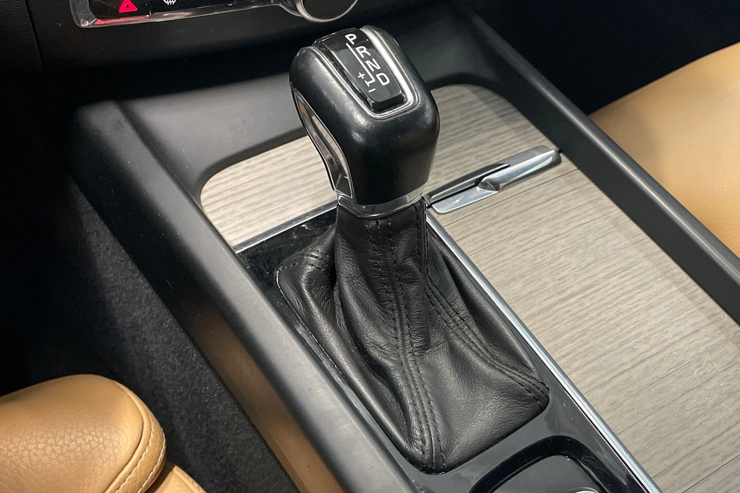 valkoinen Volvo XC60 2018 kuva 26.