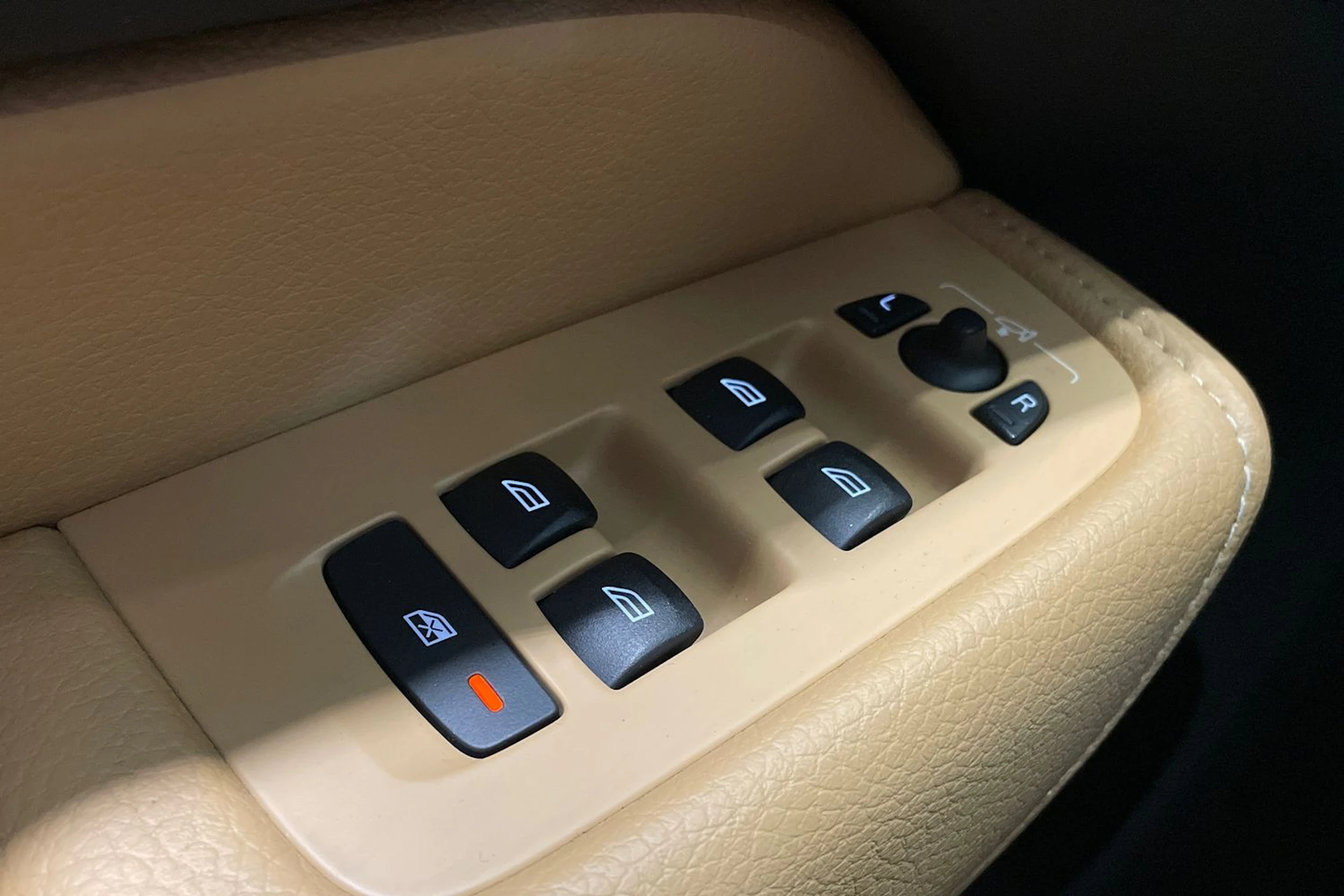 valkoinen Volvo XC60 2018 kuva 28.