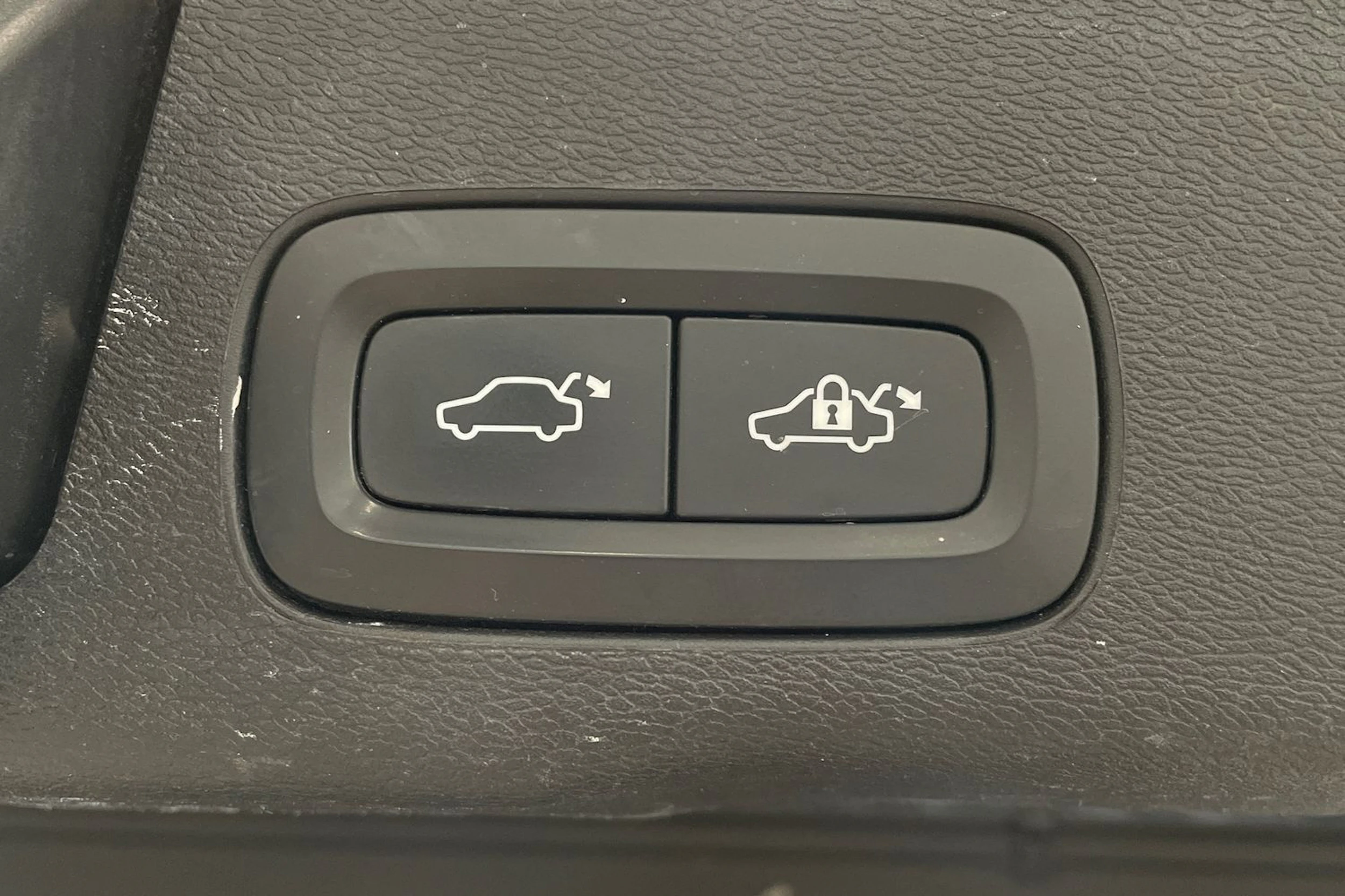 valkoinen Volvo XC60 2018 kuva 30.