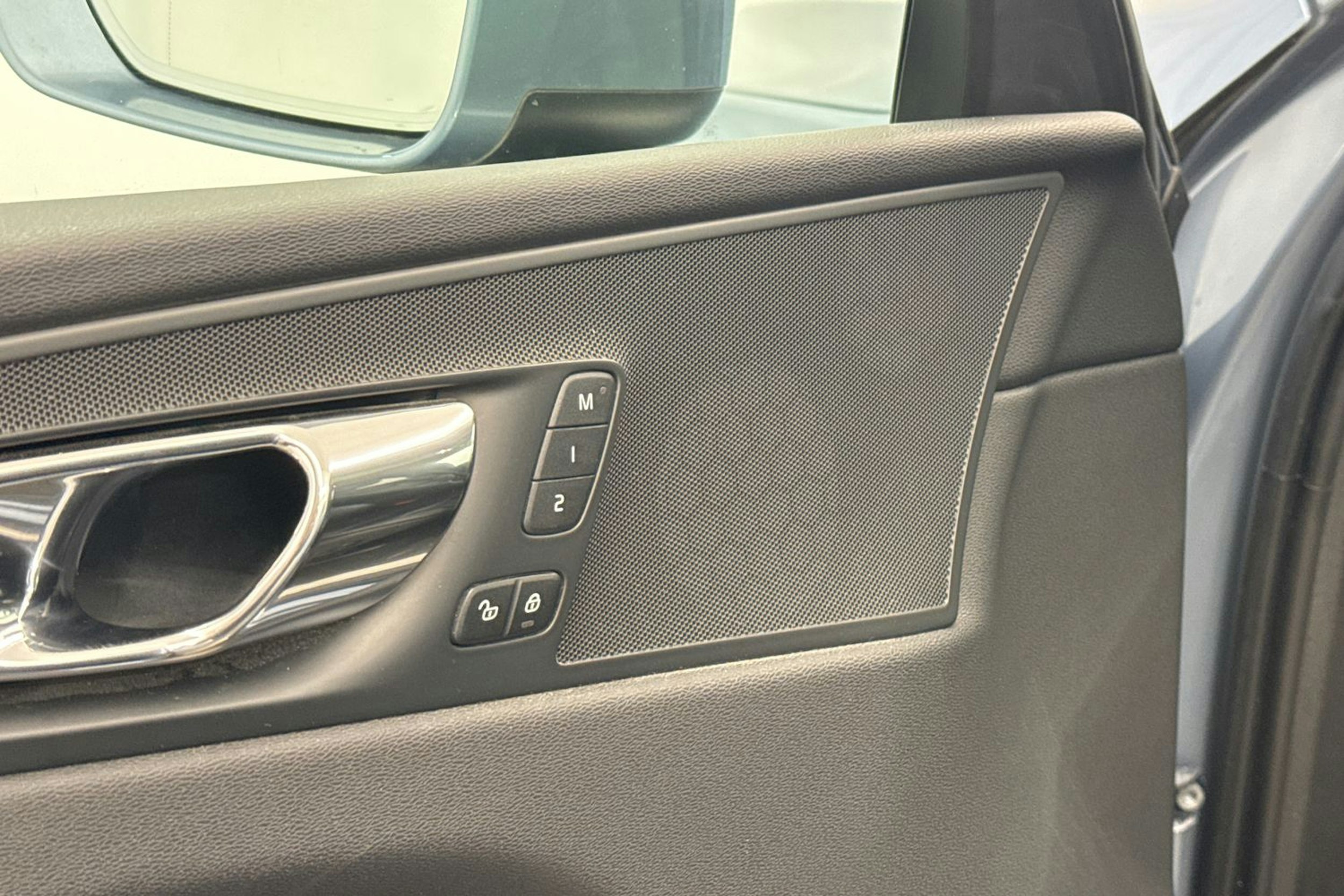 Sininen Volvo XC60 2018 kuva 14.