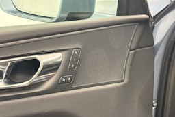 Sininen Volvo XC60 2018 kuva 14.