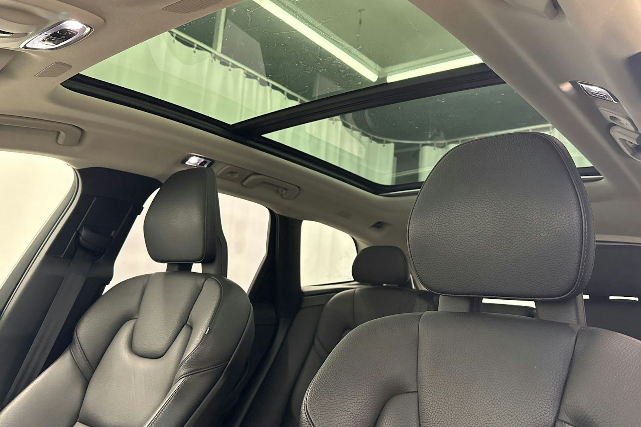 Sininen Volvo XC60 2018 kuva 16.