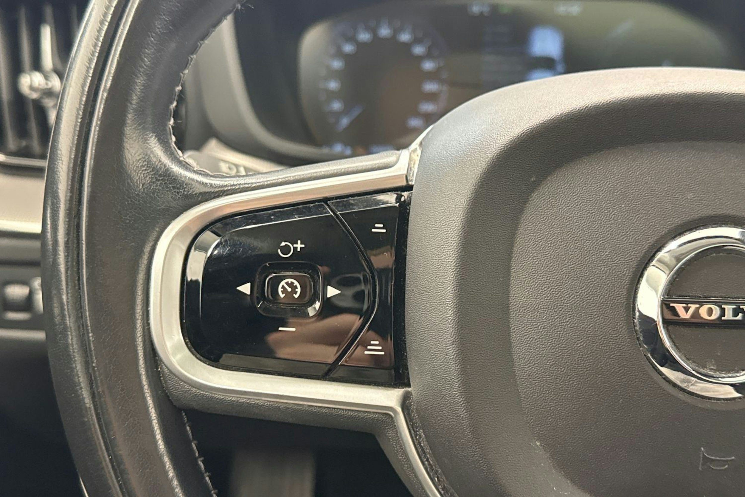 Sininen Volvo XC60 2018 kuva 17.