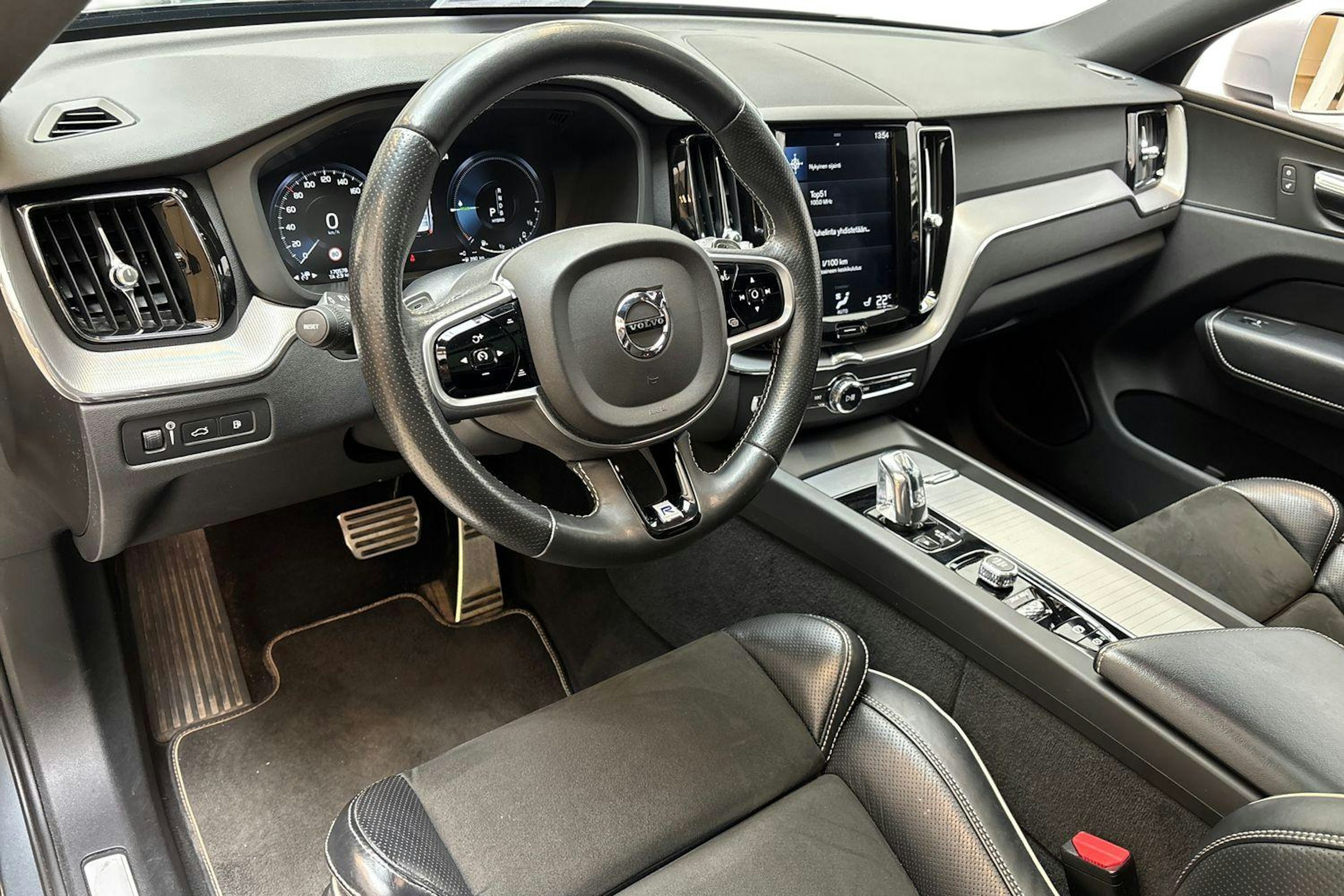 harmaa Volvo XC60 2018 kuva 7.