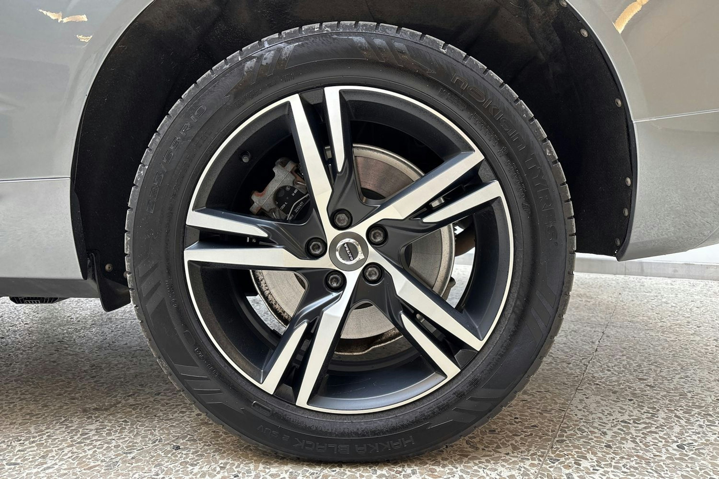 harmaa Volvo XC60 2018 kuva 13.