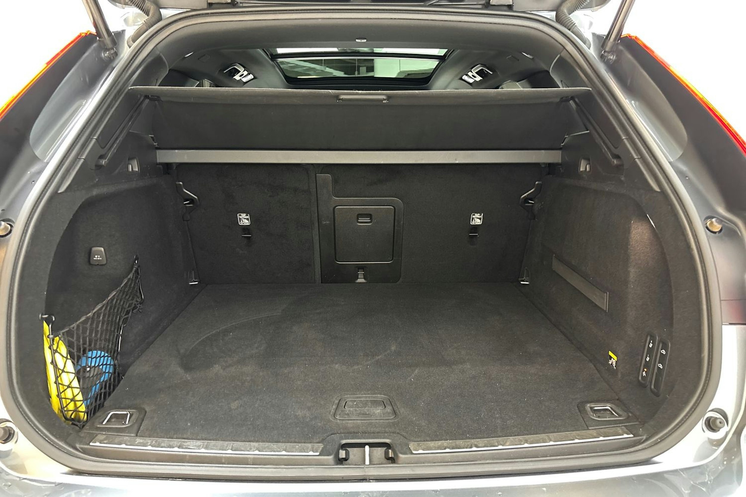 harmaa Volvo XC60 2018 kuva 14.