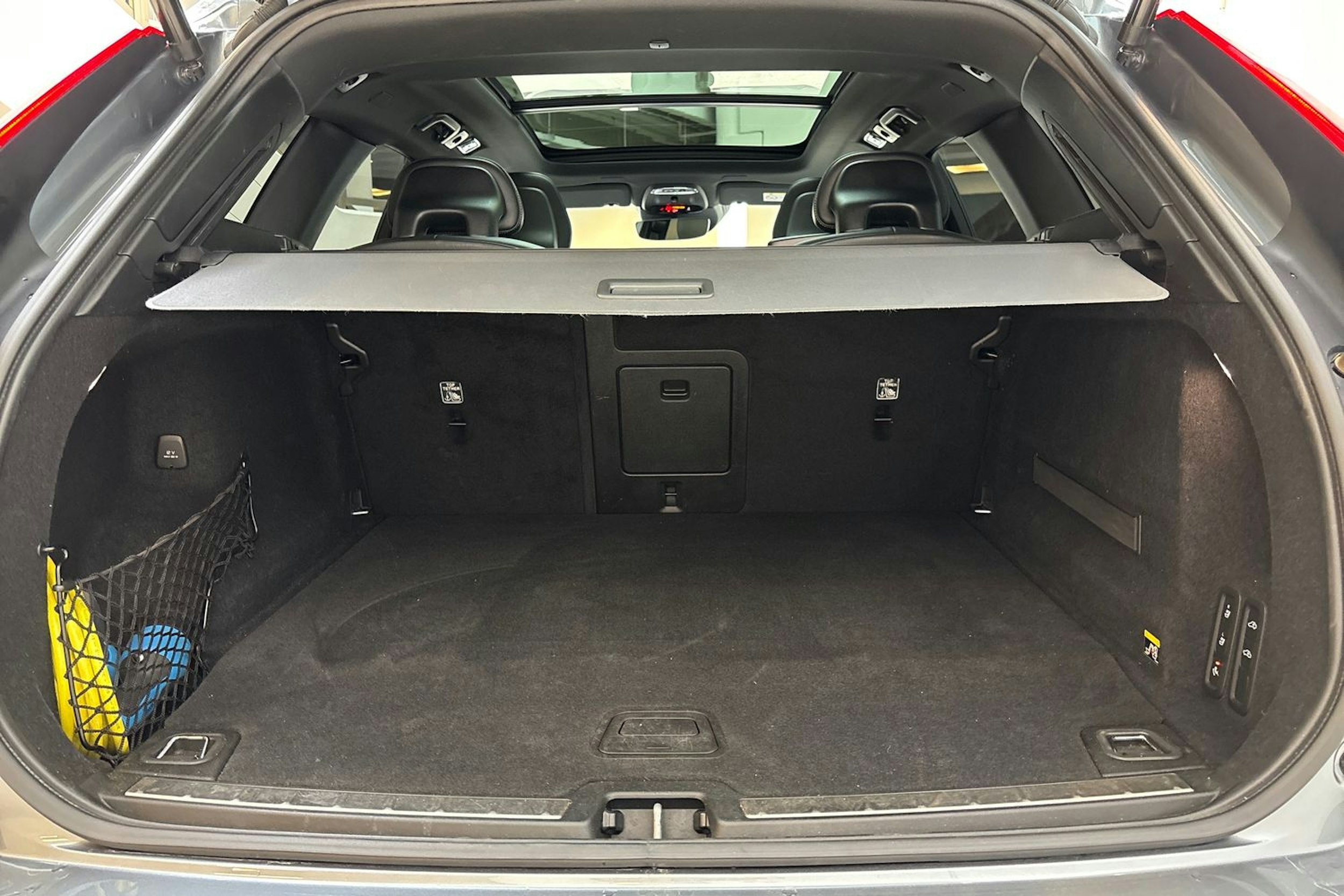harmaa Volvo XC60 2018 kuva 15.