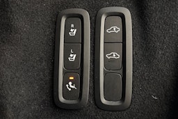 harmaa Volvo XC60 2018 kuva 16.