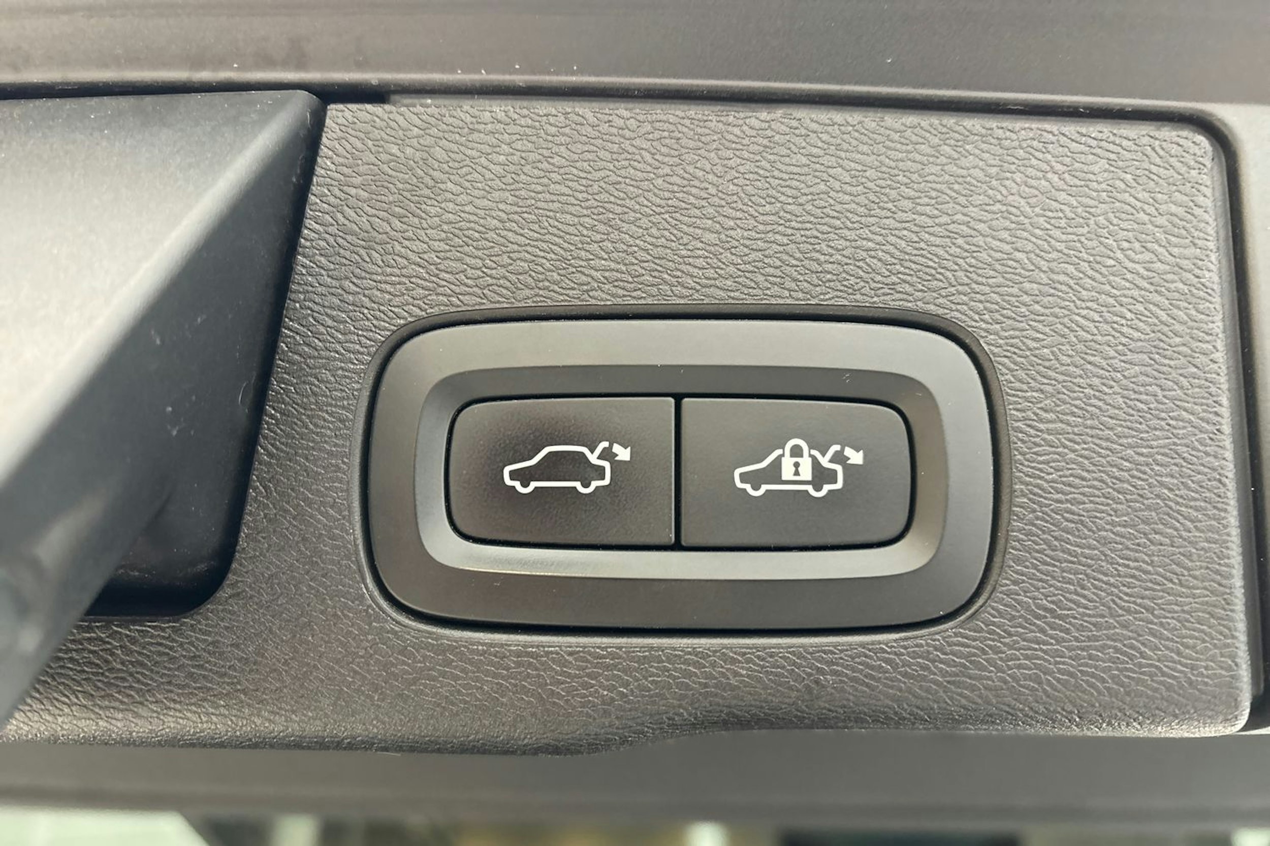 harmaa Volvo XC60 2018 kuva 17.