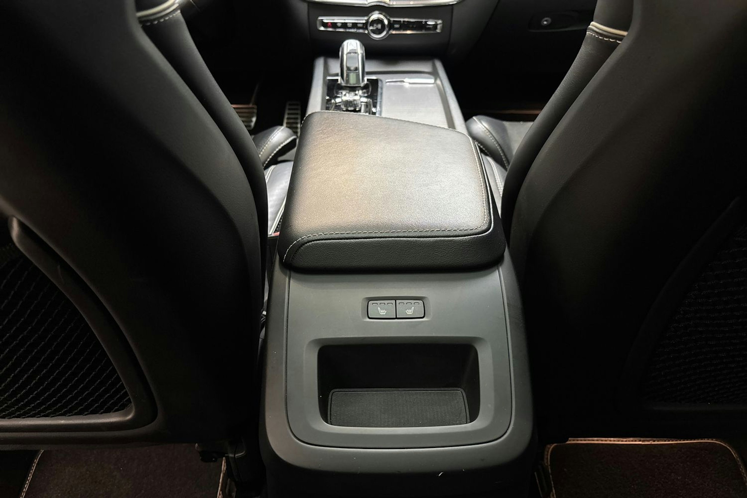harmaa Volvo XC60 2018 kuva 19.