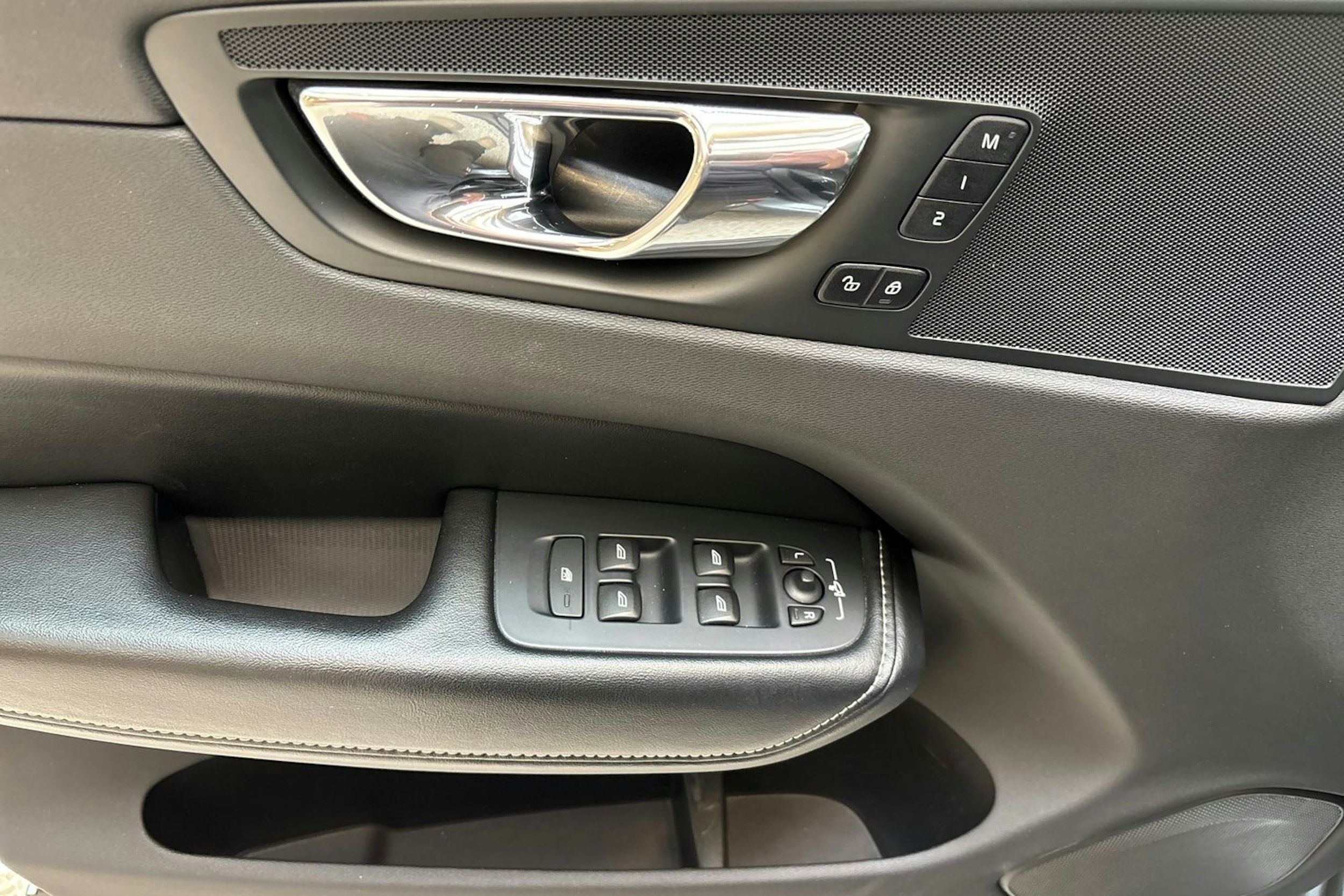 harmaa Volvo XC60 2018 kuva 21.