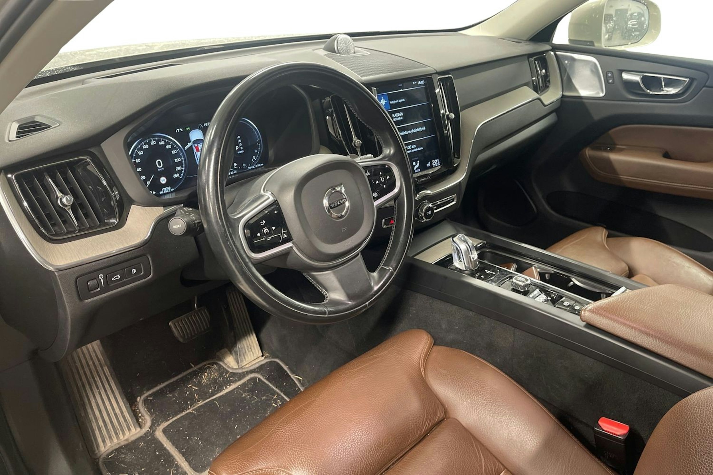 Ruskea (beige) Volvo XC60 2018 kuva 3.