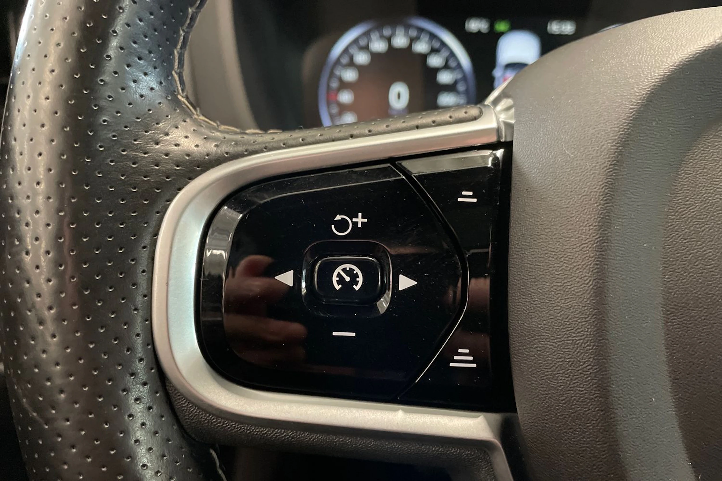 valkoinen Volvo XC60 2018 kuva 16.