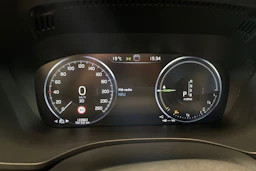 valkoinen Volvo XC60 2018 kuva 17.