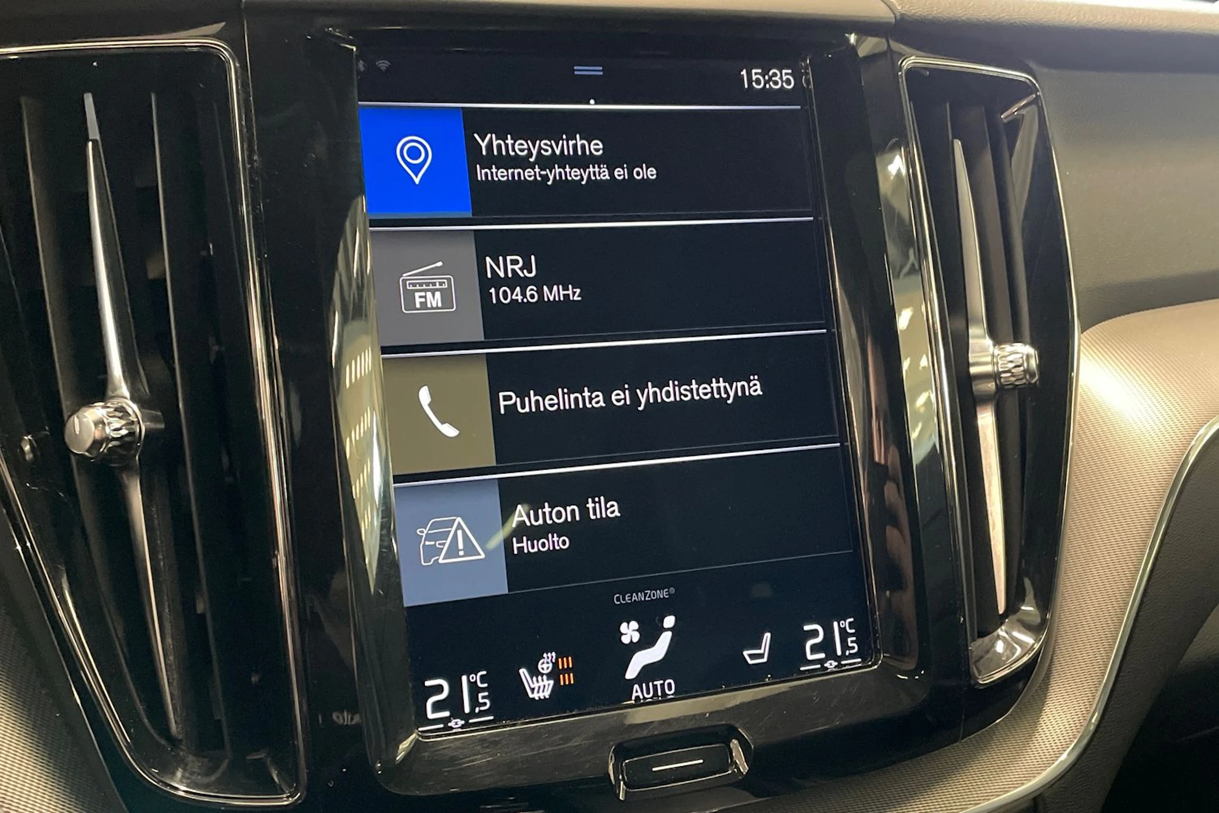 valkoinen Volvo XC60 2018 kuva 19.