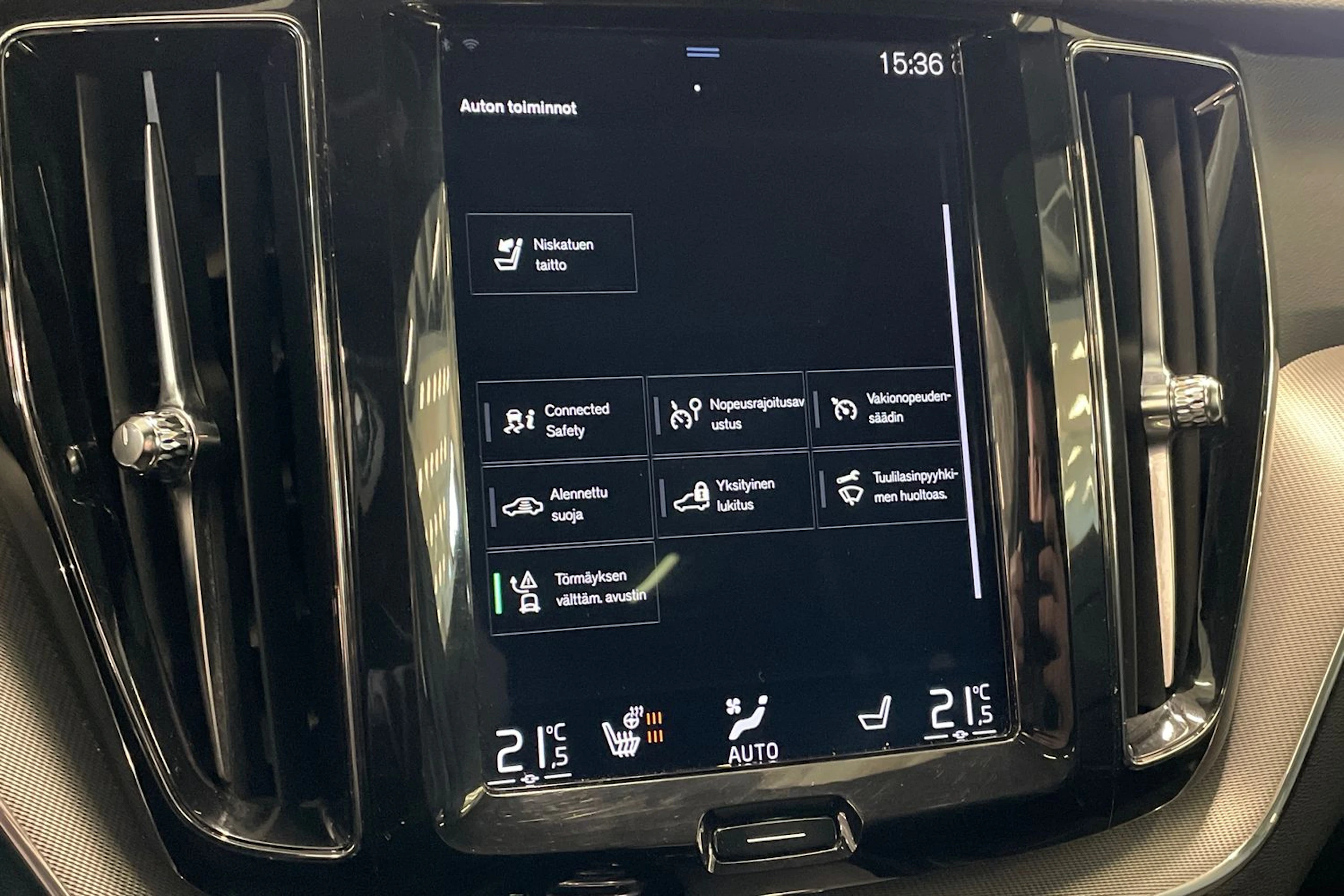 valkoinen Volvo XC60 2018 kuva 21.