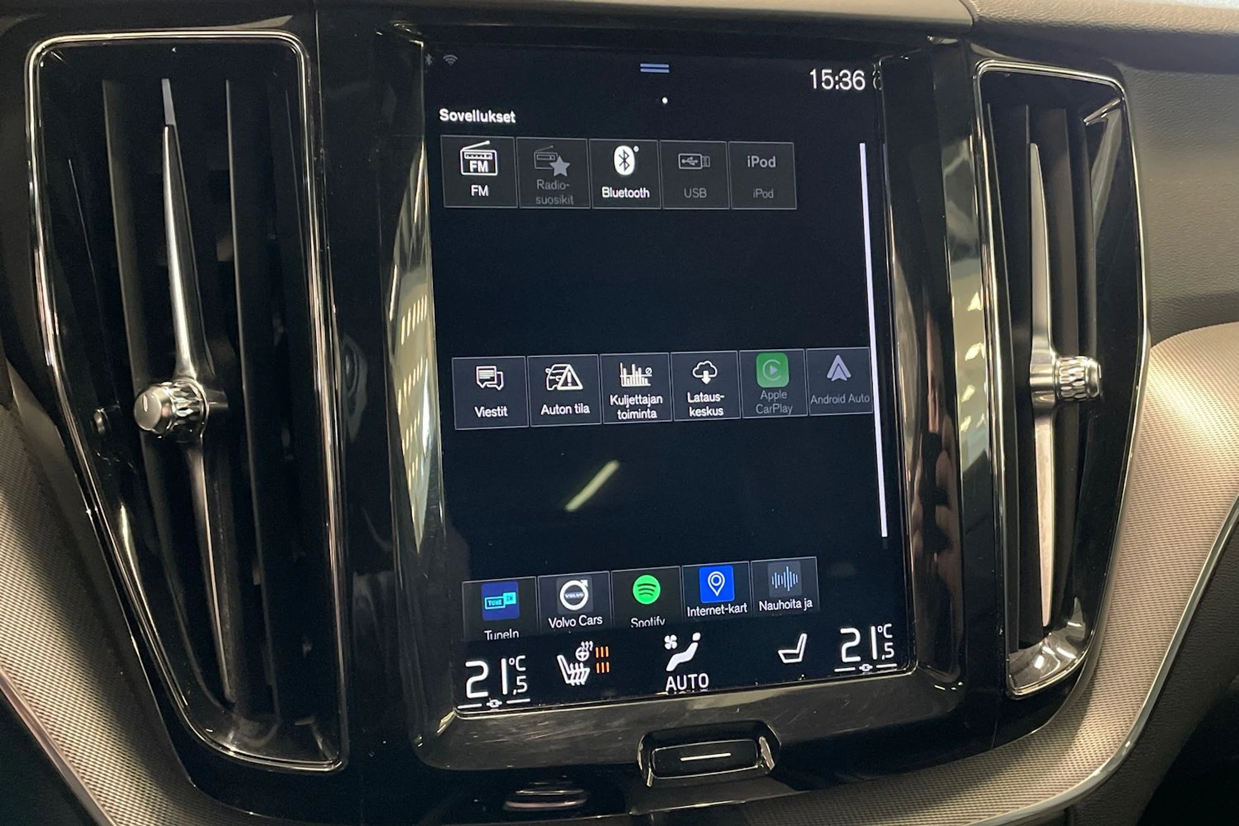 valkoinen Volvo XC60 2018 kuva 22.