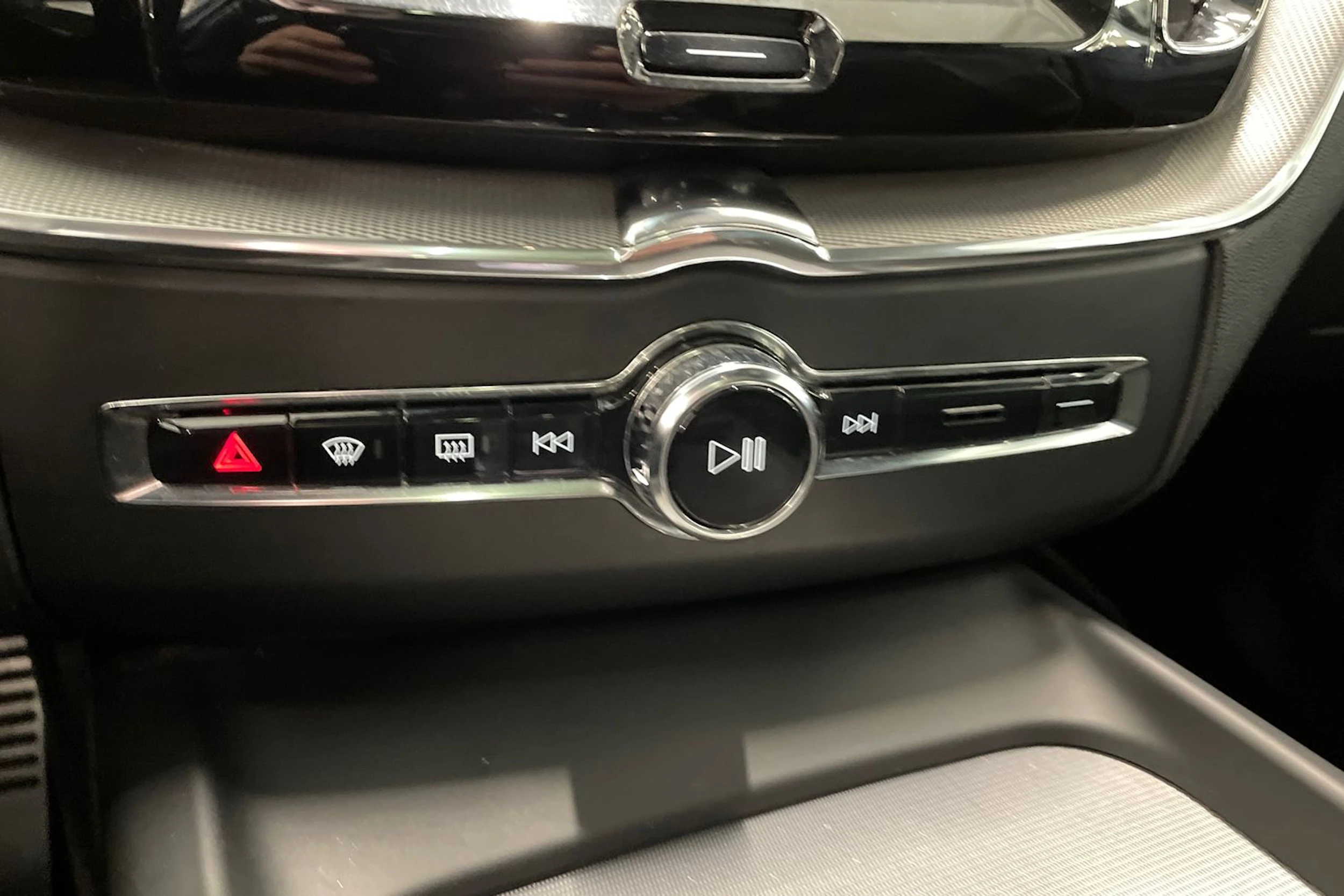 valkoinen Volvo XC60 2018 kuva 23.