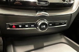 valkoinen Volvo XC60 2018 kuva 23.