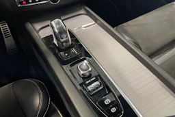 valkoinen Volvo XC60 2018 kuva 24.