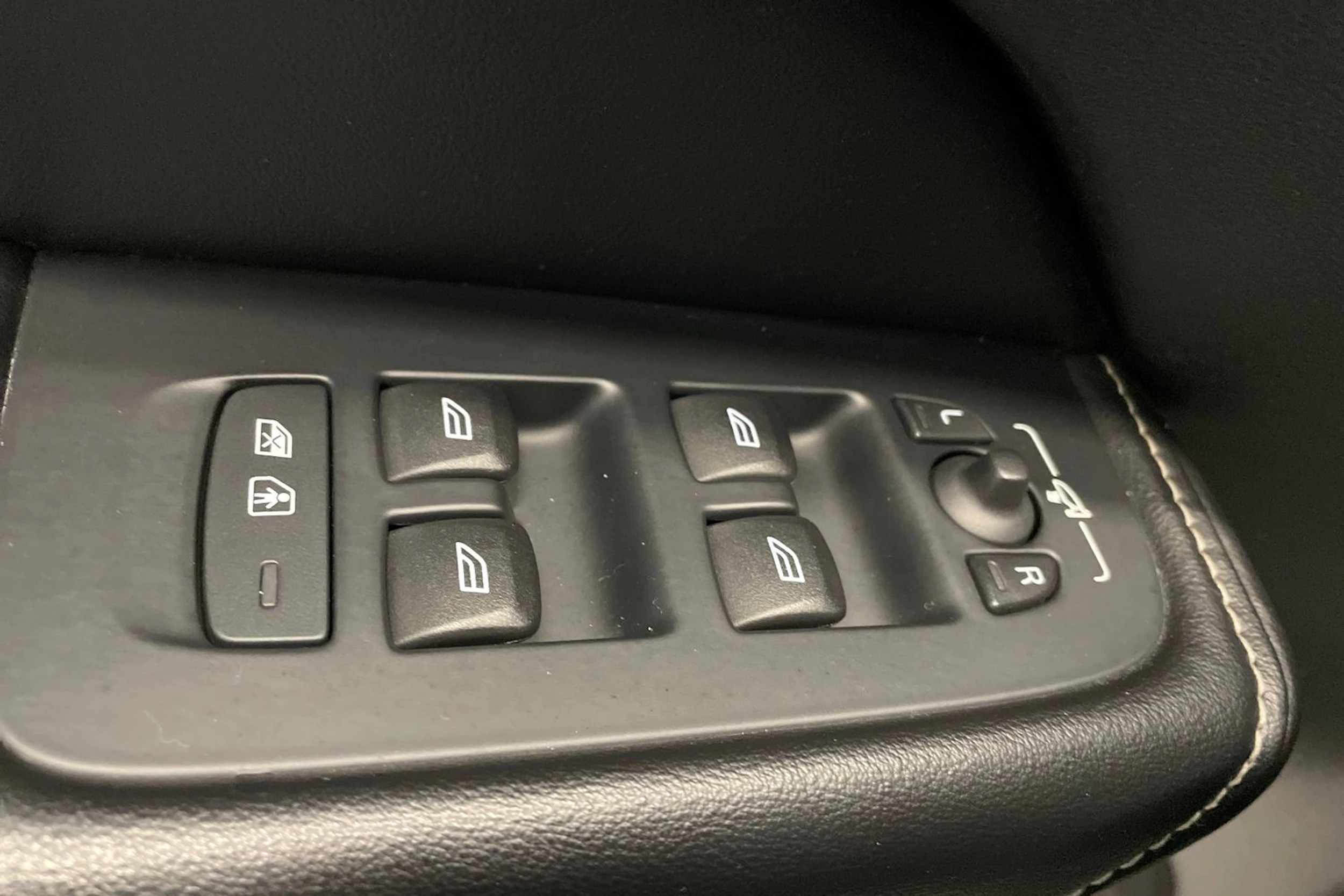valkoinen Volvo XC60 2018 kuva 26.