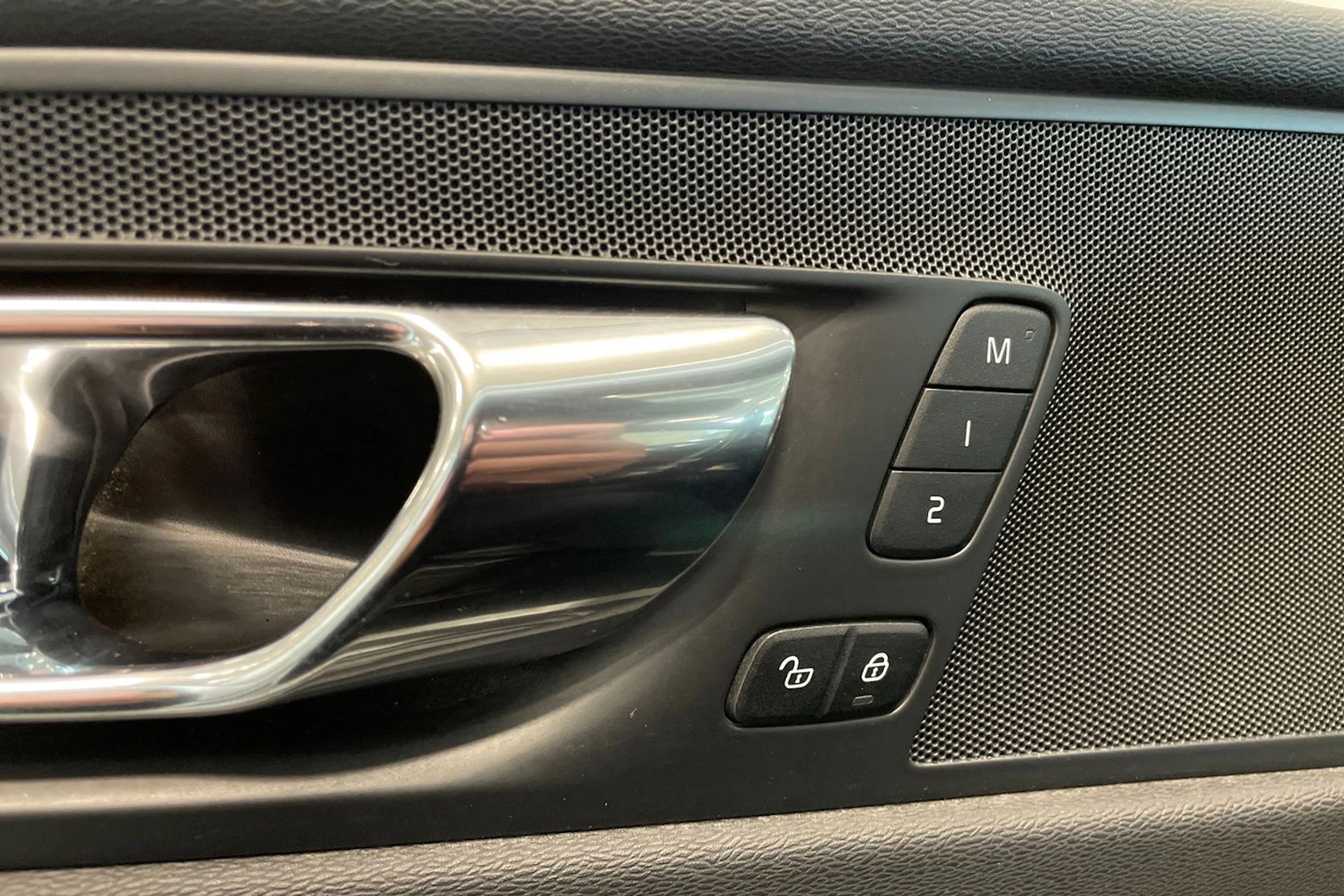 valkoinen Volvo XC60 2018 kuva 27.