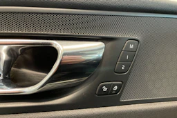 valkoinen Volvo XC60 2018 kuva 27.