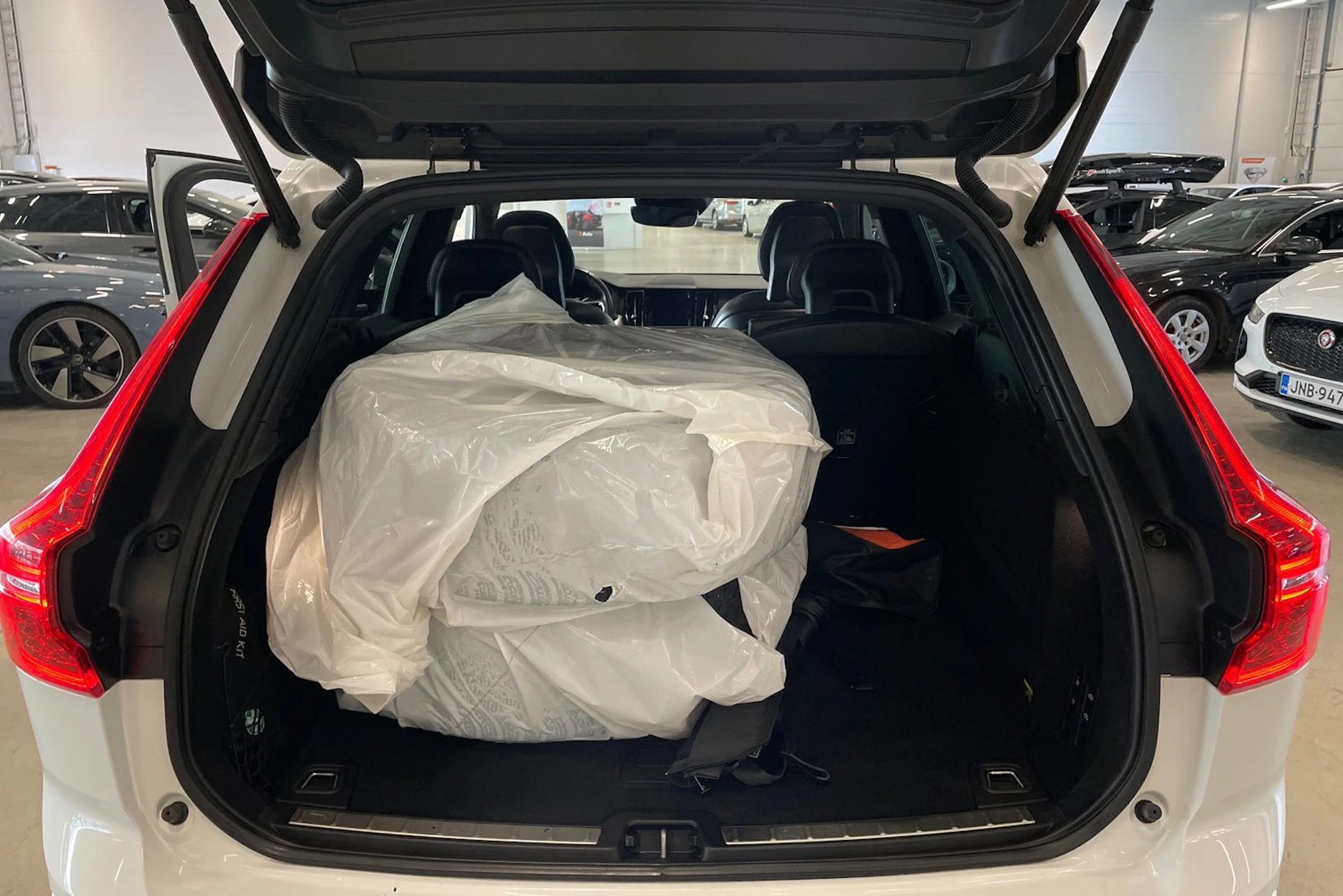 valkoinen Volvo XC60 2018 kuva 28.
