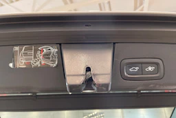 valkoinen Volvo XC60 2018 kuva 32.