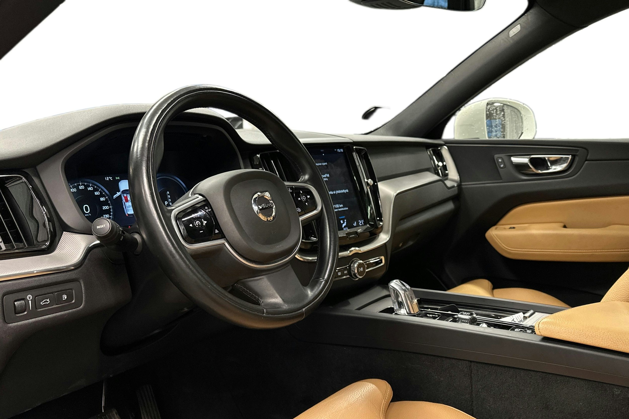 valkoinen Volvo XC60 2018 kuva 3.