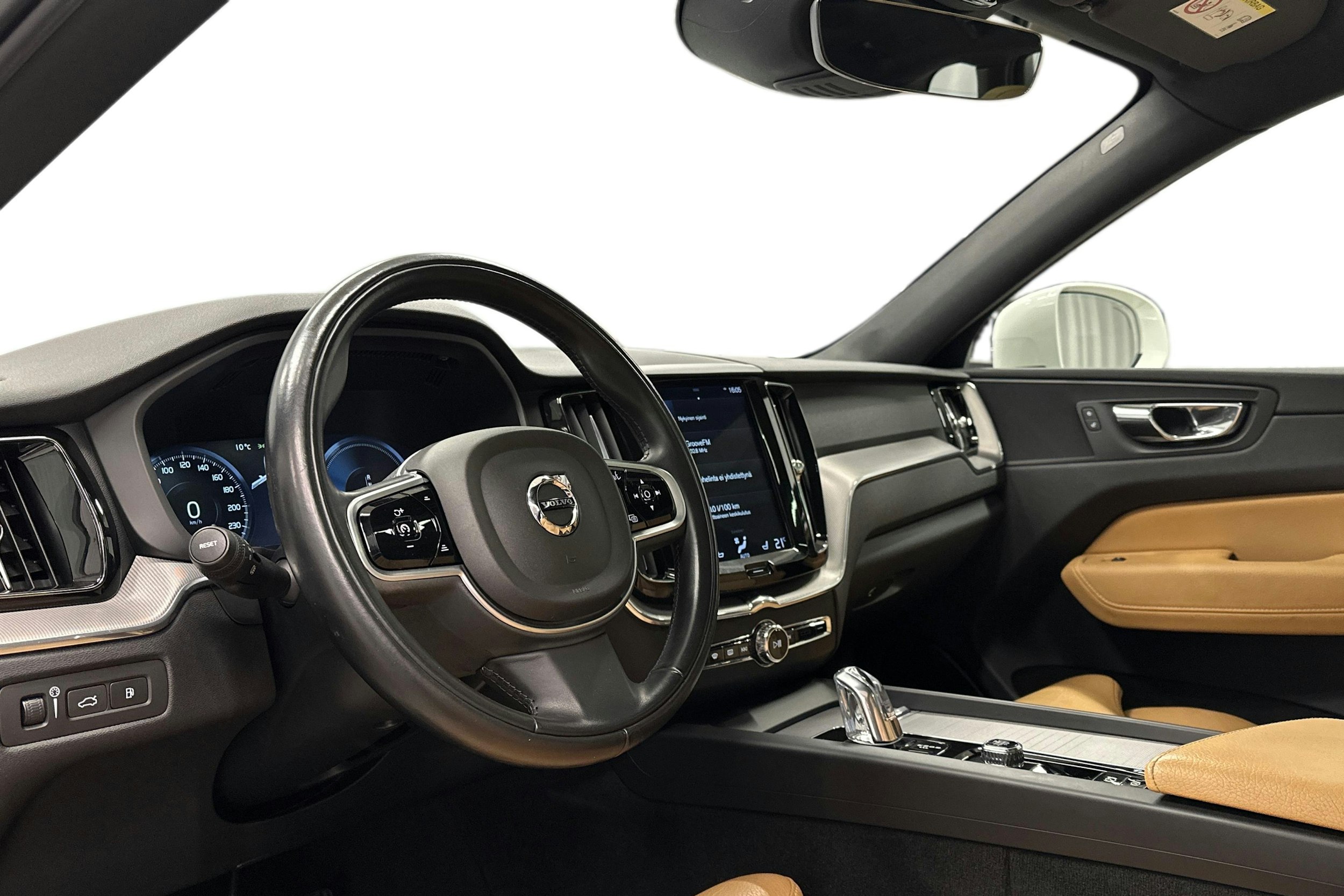 valkoinen Volvo XC60 2018 kuva 7.